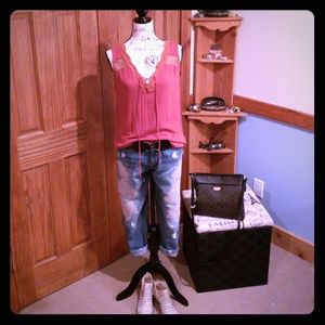 Detailed Sleevless Top